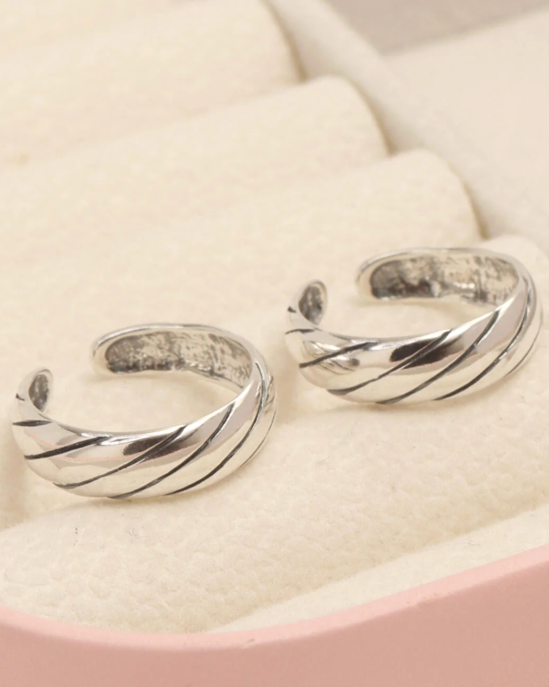 Glow Twist Toe Ring