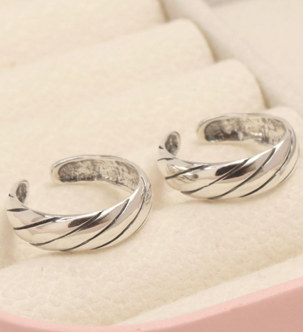 Glow Twist Toe Ring